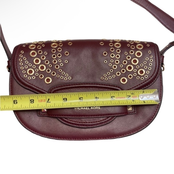 Michael kors Cary medium grommeted saddle bag in burgundy leather - Picture 7 of 13